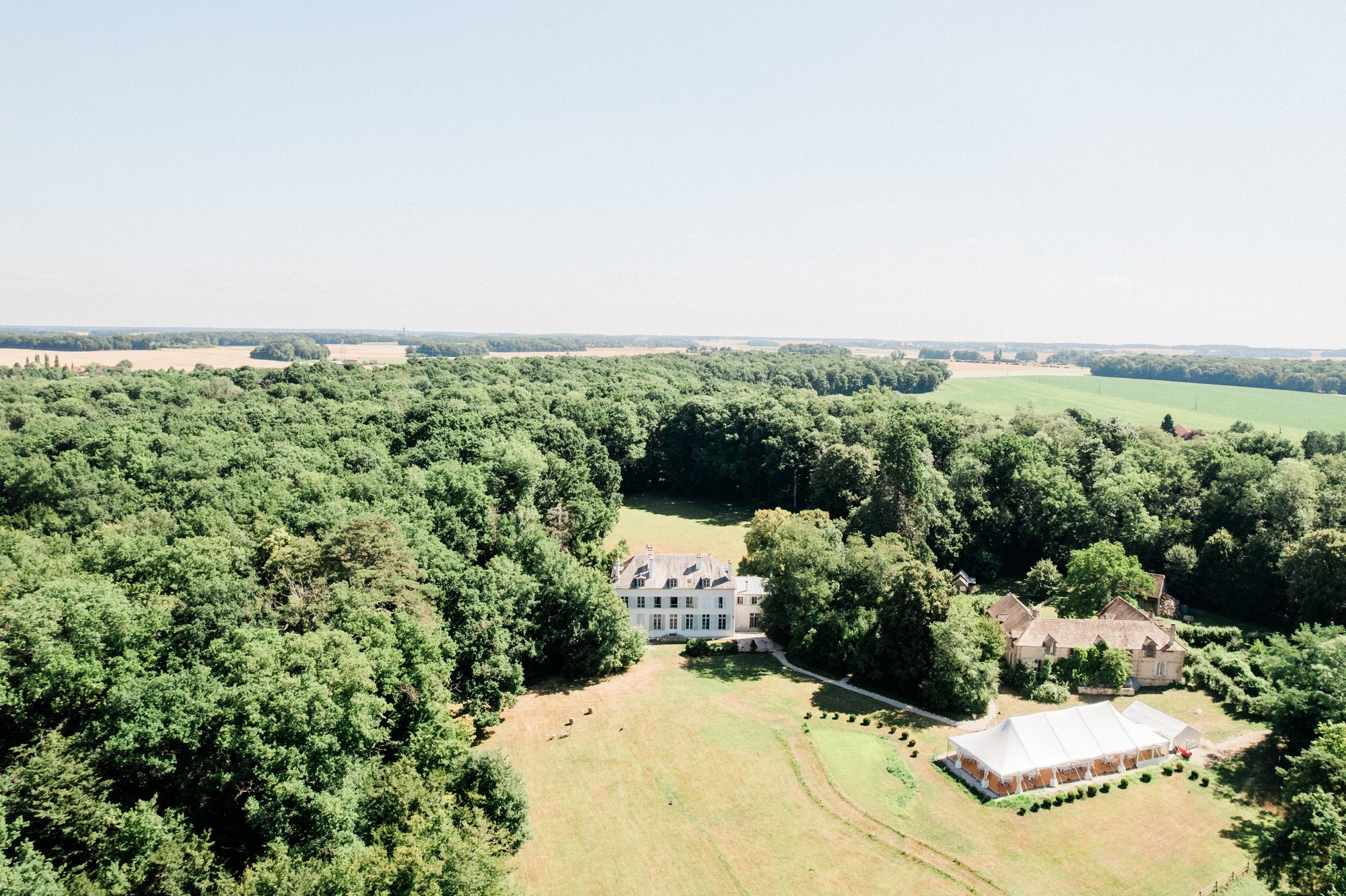 Vue aérienne du Château de Séréville et de son parc boisé