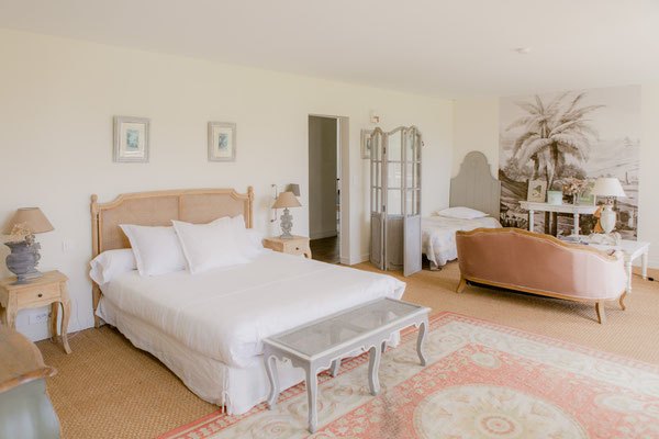 La suite nuptiale du Château de Séréville : grand lit, fresque tropicale et mobilier d'époque, lumineuse