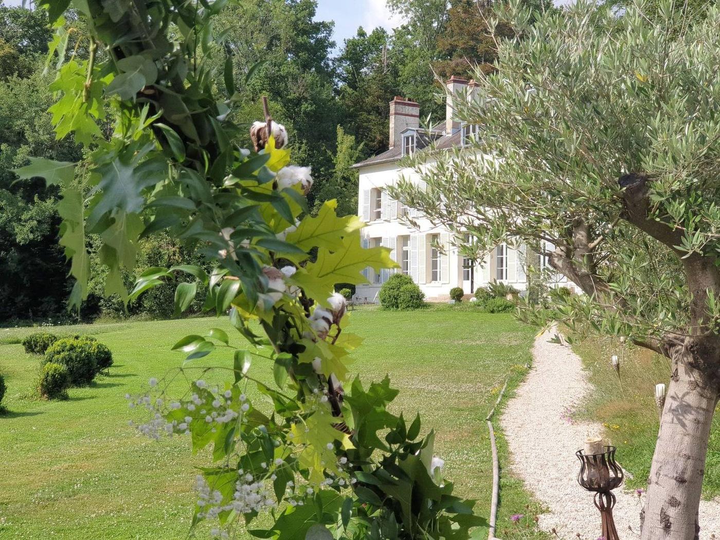 La façade du Château de Séréville, érigé en 1818, et l'allée de son parc