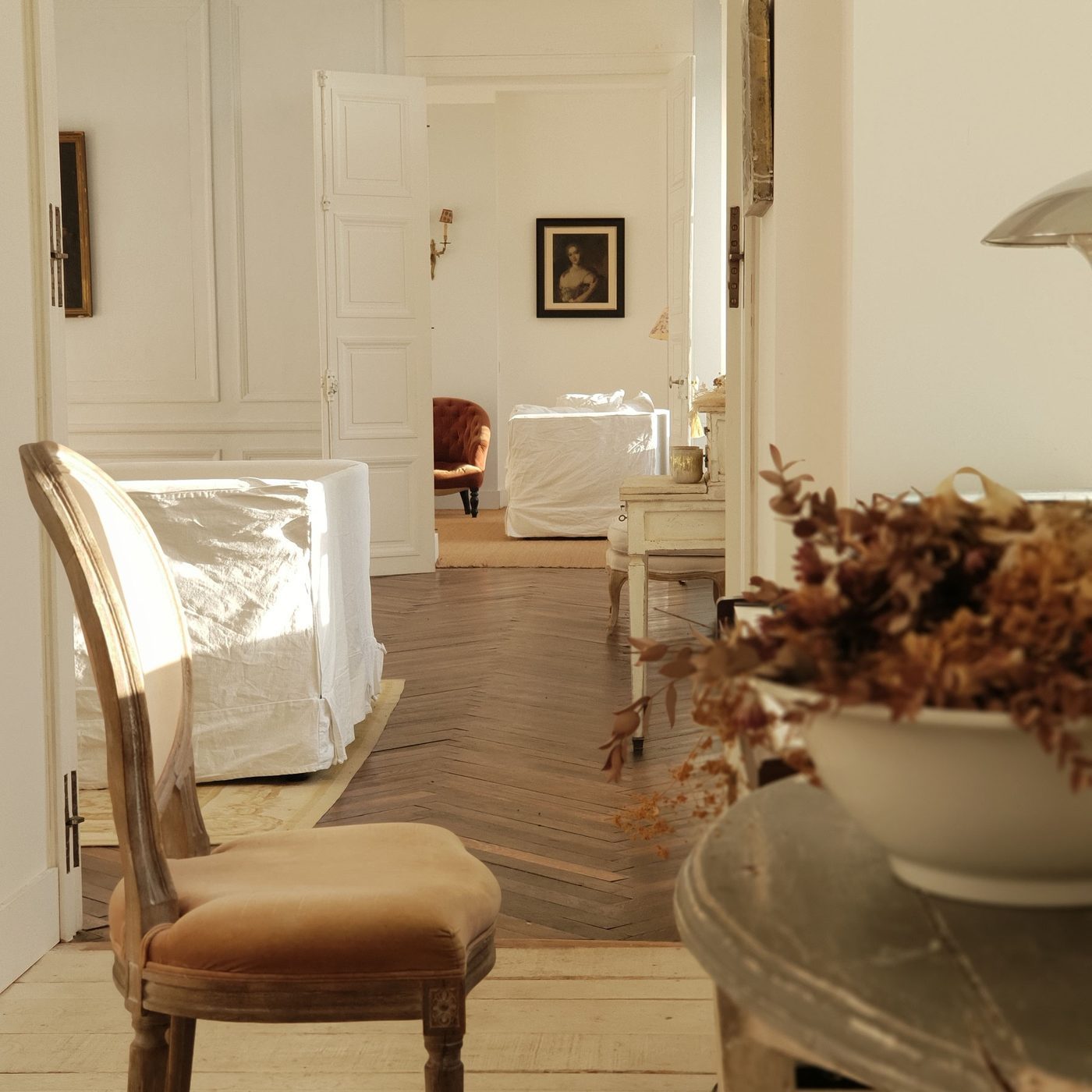 Enfilade de pièces du château, parquet et mobilier ancien